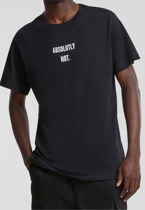 Zwart katoenen T-shirt met korte mouwen, bedrukt met witte tekst "ABSOLUTELY NOT." op de voorkant. Gladde textuur en losse pasvorm.