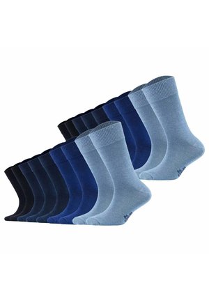 Quatorze paires de chaussettes crew unies dans différentes nuances de bleu, allant du clair au foncé, disposées en ligne diagonale.