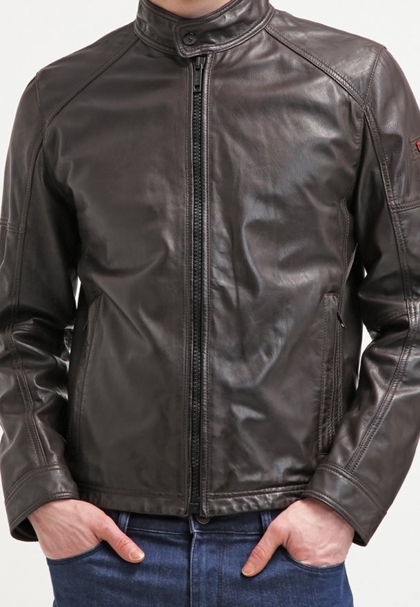 Mörkbrun läderjacka med hög krage, dragkedjestängning och två framfickor. Har en slät yta och en figurnära design.