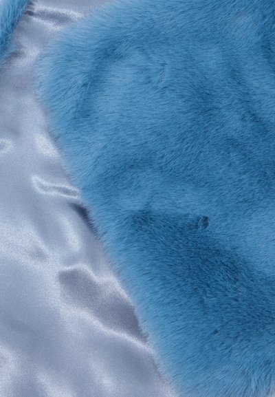 Blauwe nepbont stof met een zachte, pluizige textuur naast glanzend zilveren satijn, wat de contrasterende materialen en kleuren benadrukt.