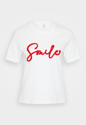 Hvid bomulds T-shirt med korte ærmer og rund hals, med broderet rød kursiv tekst "Smile" på forsiden.