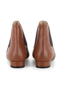 Braune Leder-Stiefeletten mit glatter Textur, Ausschnitten an den Seiten und einem niedrigen Absatz. Die Rückseite hat eine abgerundete Form und dezente Nähte.