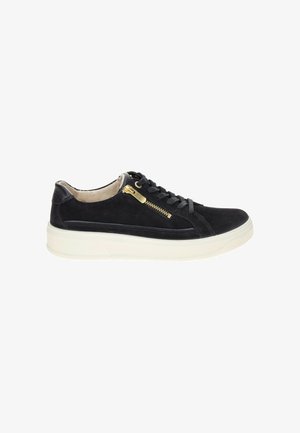 Schwarzer Wildleder-Low-Top-Sneaker mit weißer Sohle, schwarzen Schnürsenkeln und goldenem seitlichem Reißverschlussdetail auf weißem Hintergrund.