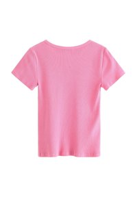 T-shirt rosa a maniche corte, con texture a costine, colletto tondo e morbida consistenza, caratterizzato da un design aderente e bordi puliti e rifiniti.