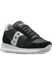 Scarpa sportiva nera e grigia con tomaia in suede e sintetico, lacci texturizzati, dettagli argentati e suola in gomma bianca con battistrada.