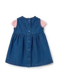 Vestido de mezclilla con falda amplia, color azul, botones en la tapeta y cortas mangas abullonadas rosas, con cintura fruncida y detalle en la parte trasera.