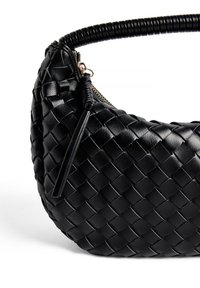 Svart vävt läderhandväska med en kurvig form, som har en texturerad yta, dragkedjestängning och ett spiralhandtag för bra grepp.