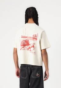 Abercrombie & Fitch - CROP SINGLE DESTINATIONS - Print T-shirt - off white Thumbnail Image 1