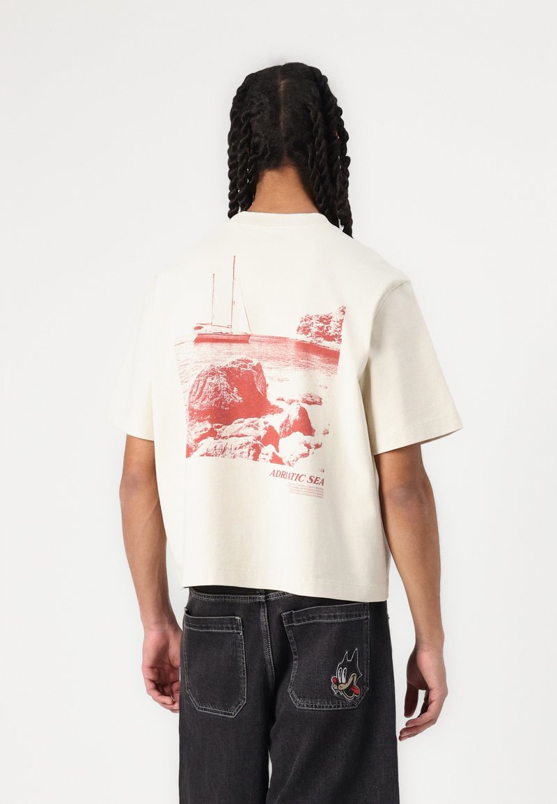 Abercrombie & Fitch - CROP SINGLE DESTINATIONS - Print T-shirt - off white, Enlarge