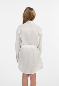 Leichtes, weiß gestreiftes Hemdkleid mit langen Ärmeln, einem Kragen und einem gebundenen Taillengürtel. Glatte Textur und geschwungener Saum.