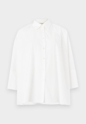 Hvid skjorte med knaplukning, klassisk krave, lange ærmer og en afslappet pasform. Glat bomuldsstof uden synlige mønstre eller detaljer.