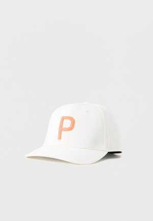 Casquette de baseball blanche avec une visière incurvée et une grande lettre "P" orange brodée sur le panneau avant, sur un fond clair uni.