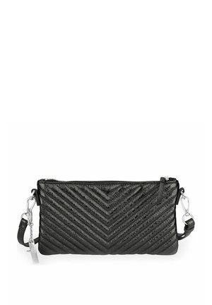 Schwarze rechteckige gesteppte Lederhandtasche mit Chevron-Muster, silbernem Reißverschluss, abnehmbarem Trageriemen und Metall-Logoanhänger.