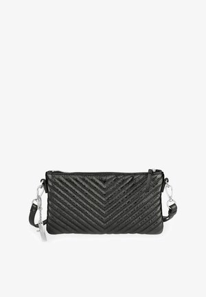 Schwarze rechteckige gesteppte Lederhandtasche mit Chevron-Muster, silbernem Reißverschluss, abnehmbarem Trageriemen und Metall-Logoanhänger.