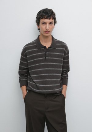 Braun gestreifter Polo-Pullover mit Kragen und einer Drei-Knopf-Leiste, aus einem weichen Material. Lange Ärmel und lockere Passform mit gerippten Bündchen.