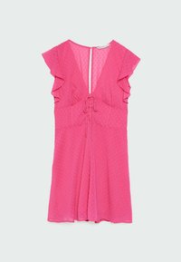 Robe courte rose avec manches volantées, décolleté plongeant en V avec détail de lien, tissu texturé et jupe légèrement évasée.