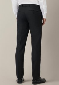 Czarne dopasowane spodnie o prostym kroju, wykonane z gładkiego materiału. Posiadają dwie tylne kieszenie z guzikami oraz pasek w talii.