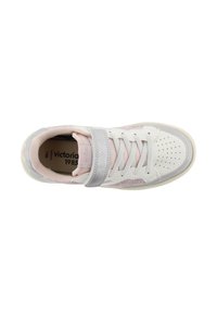 Sneaker bianco con accenti rosa. Presenta materiali in pelle e tessuto, design perforato, lacci standard e una strap in velcro.