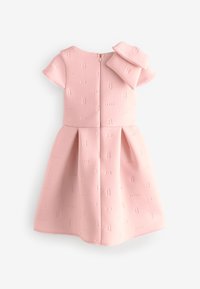 Rosa Kleid mit kurzen Ärmeln, strukturierter Stoff mit erhabenen Buchstaben "B" und "BAKER", plissierter Rock und einer passenden Schleifenakzent auf der Schulter.