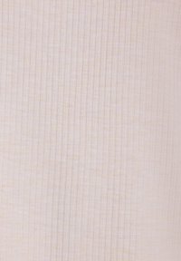 Kerge, tekstuuriga kangas pehmes beežis, millel on vertikaalsed soonikmustrid; materjalis esinevad õrnad toonikõikumised.