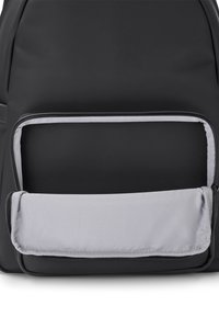 Čierny ruksak s veľkým, šedým vreckom na zips na prednej strane, vyrobený z odolného materiálu s hladkým povrchom a čistými líniami.