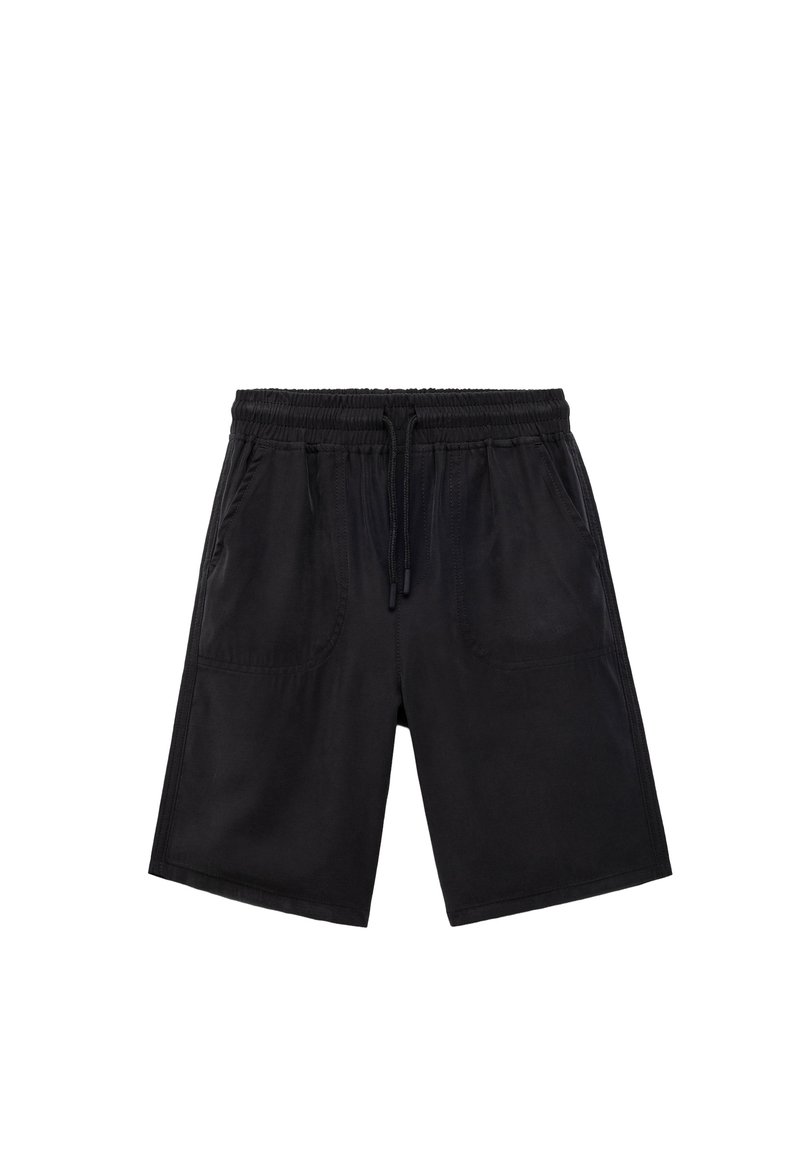 Pantalones cortos negros de tela suave, con una cinturilla elástica y un cordón, que cuentan con dos bolsillos laterales y un diseño de ajuste relajado.