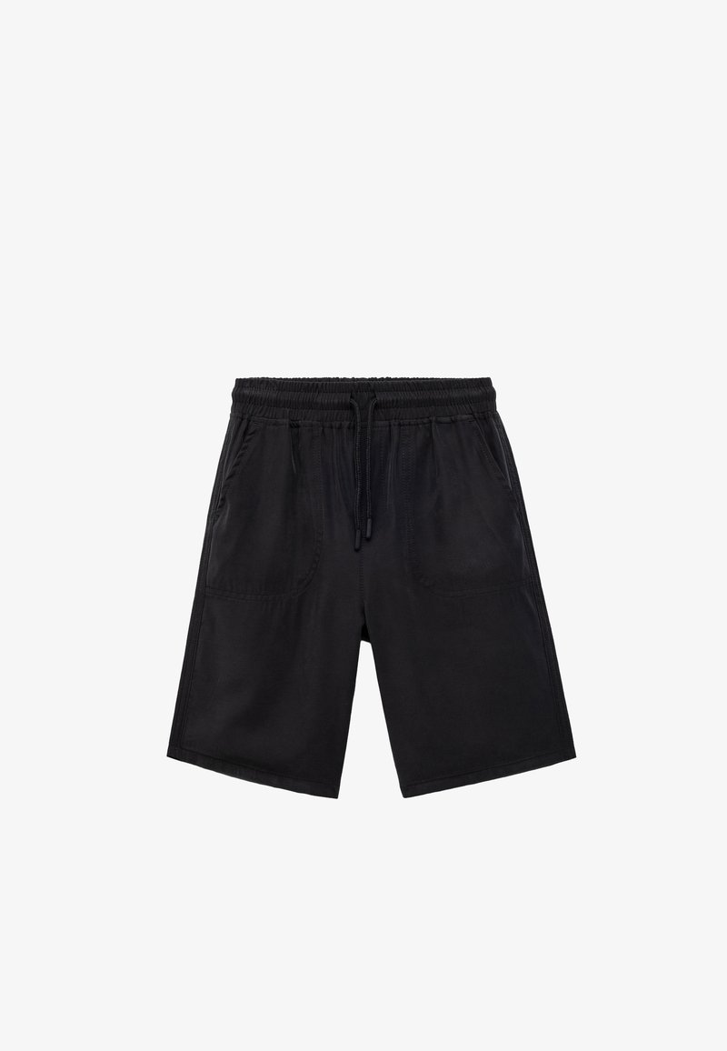 Pantalones cortos negros de tela suave, con una cinturilla elástica y un cordón, que cuentan con dos bolsillos laterales y un diseño de ajuste relajado.