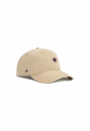 Casquette de baseball beige en coton avec une visière incurvée, une sangle ajustable et un patch logo circulaire à l'avant et sur le côté.
