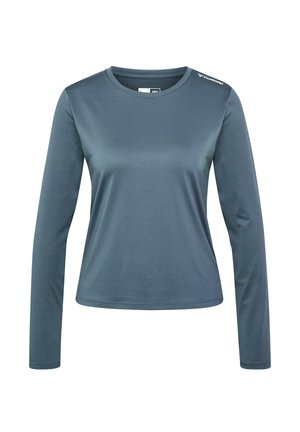Langærmet træningsskjorte i mørk teal, tekstureret stof med rund hals og logodetalje på skulderen. Glat overflade, tætsiddende facon.