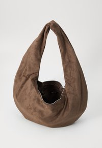 Bolsa de ombro de camurça castanha com um design estilo hobo. Apresenta uma abertura com zipper e uma superfície macia e texturizada. Alça em laço para facilitar o transporte.