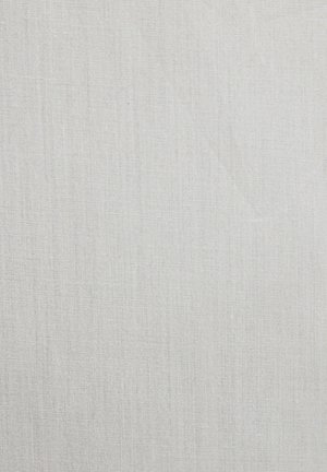 Svijetlosiva platnena tkanina s suptilnom teksturom, koja sadrži tkanu šaru i blage nepravilnosti, pogodna za razne tekstilne primjene.