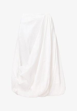 Gonna bianca drappeggiata realizzata in tessuto leggero, caratterizzata da una silhouette ampia, un design asimmetrico e una morbida texture.