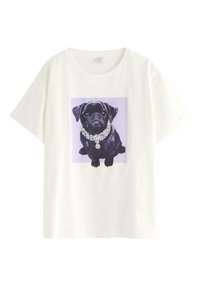 Vit kortärmad t-shirt med en illustration av en svart pug på en lila bakgrund, prydd med detaljer av en juvelkrage.
