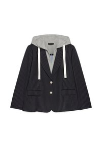 Černý blazer s pruhy a dvěma předními knoflíky, s klopovými kapsami, vrstvený přes šedou mikinu s kapucí a bílými stahovacími šňůrkami.