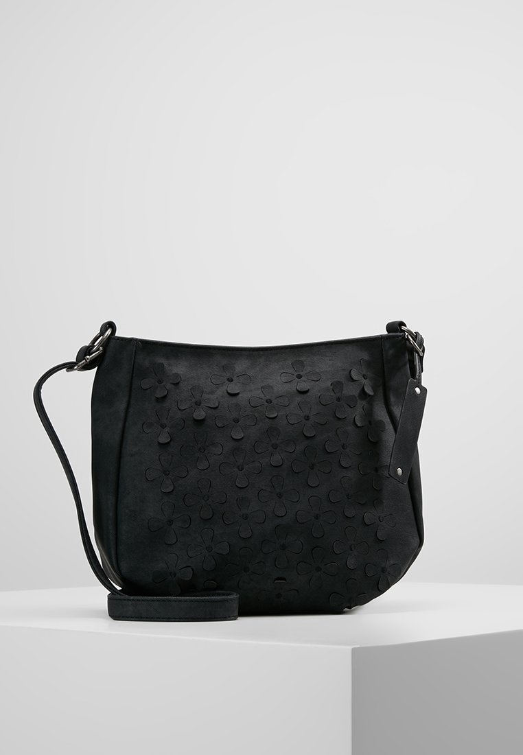 Bolso de hombro de cuero negro con una textura suave y motivos florales; cuenta con una correa ajustable y una forma relajada.