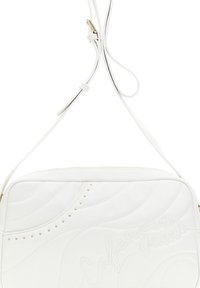 Hvid crossbody taske med quiltet design, guldfarvede detaljer og broderet logo. Har en lang justerbar rem og diskret nagledetaljer.