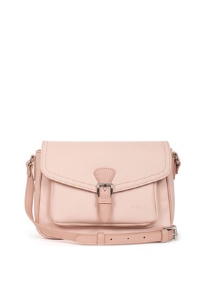 Sac bandoulière en cuir rose clair avec poche avant à rabat, fermeture à boucle et bandoulière réglable sur fond blanc.