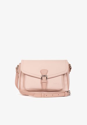 Sac bandoulière en cuir rose clair avec poche avant à rabat, fermeture à boucle et bandoulière réglable sur fond blanc.