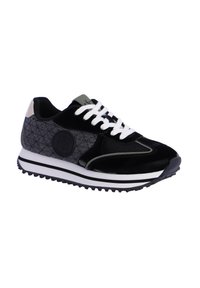 Zapatillas negras y grises con un patrón acolchado, cordones blancos y una suela blanca con rayas negras. Materiales texturizados y diseño de punta redonda.
