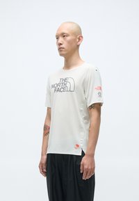 The North Face Summit Series HIGH TRAIL GRAPHIC - T-skjorte til trening - calacatta