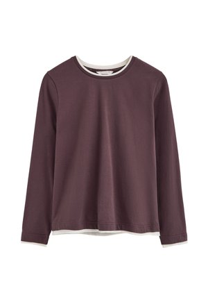 Camiseta de manga larga con cuello redondo en color púrpura oscuro con una capa blanca visible asomándose en el cuello y el dobladillo, exhibida sobre un fondo blanco.