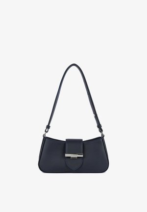 Borsa a mano in pelle blu navy con una forma curva, chiusura a patta piatta con dettagli in argento e cuciture blu a contrasto lungo i bordi.