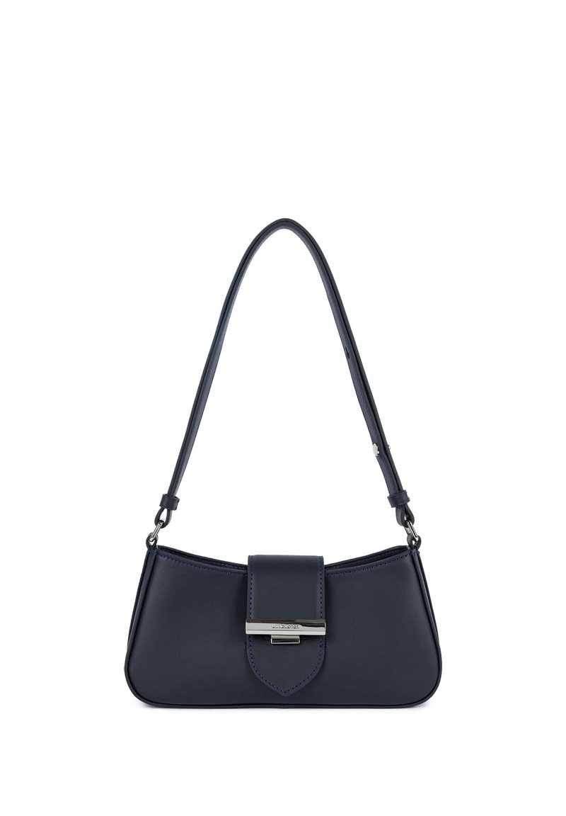 Borsa a mano in pelle blu navy con una forma curva, chiusura a patta piatta con dettagli in argento e cuciture blu a contrasto lungo i bordi.