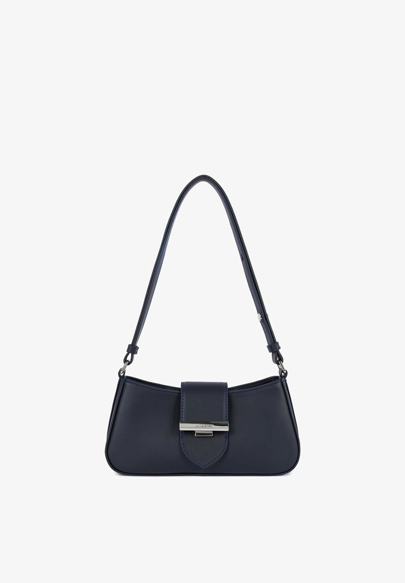 Borsa a mano in pelle blu navy con una forma curva, chiusura a patta piatta con dettagli in argento e cuciture blu a contrasto lungo i bordi.