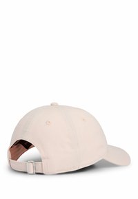 Ljusrosa basebollkeps av tyg, med en böjd skärm, justerbar rem på baksidan och ventilationshål på kronan.