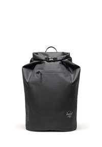 Zaino impermeabile nero con chiusura roll-top e cinturino regolabile. Presenta una tasca frontale con zip e un manico per il trasporto.