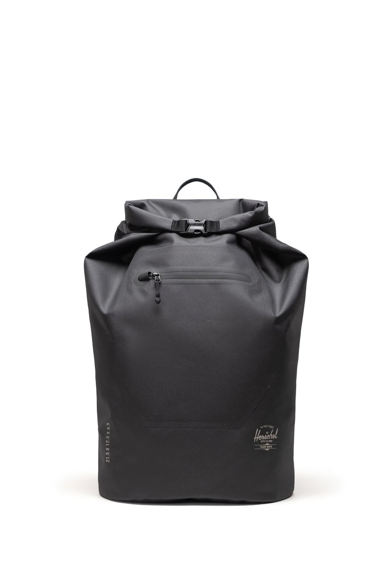 Zaino impermeabile nero con chiusura roll-top e cinturino regolabile. Presenta una tasca frontale con zip e un manico per il trasporto.