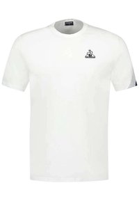 T-shirt bianca in cotone con maniche corte, caratterizzata da un logo nero sul lato sinistro del petto e un motivo testurizzato sulle maniche.