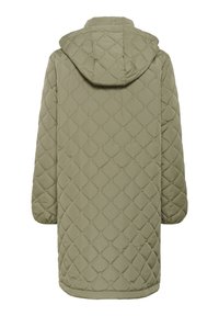 Olīvu zaļas krāsas garš pūkains mētelis ar kapuci. Raksturīgs dimanta raksts, brīvs piegriezums un elastīgi aproces ērtībai.