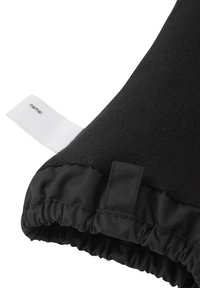 Schwarzes Fleece-Produkt mit einem gerafften Rand und einem weißen Etikett mit der Aufschrift "Name:". Es hat eine glatte Textur und ein minimalistisches Design.